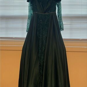 Elegant Green Lace Evening Gown
